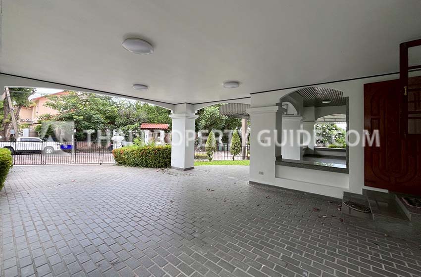 House with Shared Pool in Srinakarin 